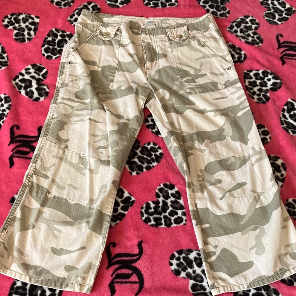 (PRICE DROP!) Vintage So Wear It Declare It! Camo Capris